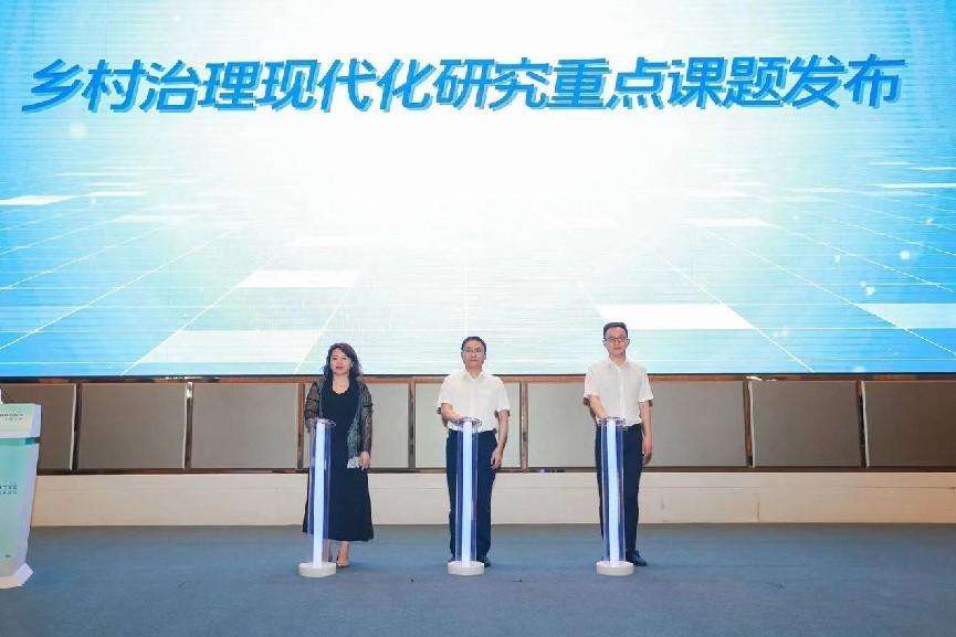 一群人站在台上 低可信度描述已自动生成