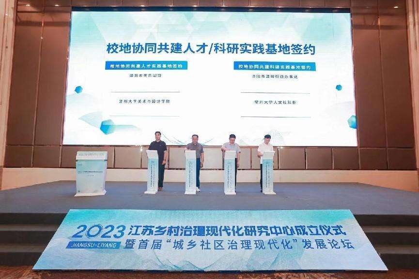 桌子上的电脑屏幕 中度可信度描述已自动生成